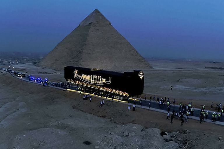El Ministerio de Antigüedades de Egipto completó con éxito el traslado del barco solar del faraón Keops desde las cercanías de la Gran Pirámide de Giza hasta al Gran Museo Egipcio