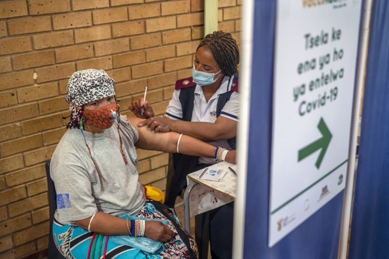 Un vicino di Orange Farm, in Sudafrica, riceve un vaccino contro il COVID-19 presso la struttura di Orange Farm, venerdì 3 dicembre 2021 (AP Photo/Jerome Delay)