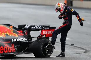 La bronca de Max Verstappen durante el Gran Premio de Fórmula 1 de Azerbaiyán, después de que una pinchadura lo llevara contra un muro y lo hiciera abandonar en el primer puesto.