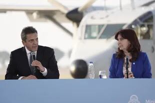 Sergio Massa, candidato flamante, habla ante la mirada de Cristina Kirchner el lunes, en Aeroparque