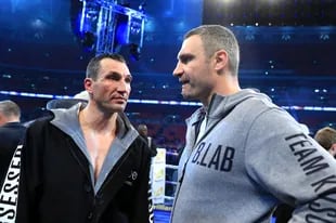 Wladimir Klitschko y su hermano Vitali luego de la pelea con Anthony Joshua en 2017 en Londres
