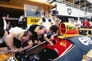 Jean-Pierre Jabouille observa las tareas en un prototipo de Renault para las 24 Horas de Le Mans; la escuadra francesa triunfó en 1978 en la tradicional carrera en La Sarthe, una señal de la revolución del motor turbo que en 1979 lograría el primer éxito en la Fórmula 1