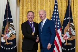 Biden condecoró a Bruce Springsteen y a personalidades hispanas con las Medalla Nacional de las Artes