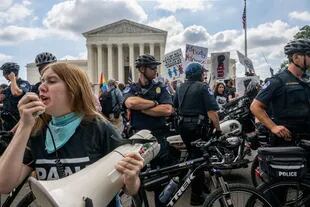 Los manifestantes protestan frente a la Corte Suprema de los Estados Unidos momentos antes del fallo de la Organización de Salud de Mujeres Dobbs v Jackson el 24 de junio de 2022 en Washington, DC