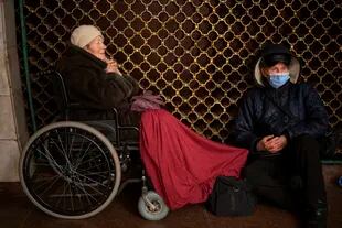 Vladimir, de 70 años, y su esposa Tamara, de 80 años, en una estacipón de Kiev en plena noche. (AP Photo/Emilio Morenatti)