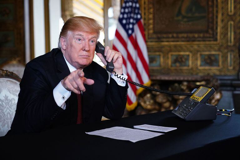 Trump, anteayer, durante una conferencia telefónica en la Casa Blanca con miembros de las fuerzas armadas
