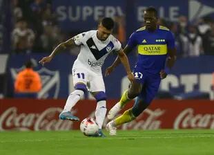 Lucas Janson maniobra ante Luis Advíncula; Vélez en Liniers es siempre un compromiso de riego para Boca, por más que el Fortín esté flojo en la Copa de la Liga Profesional.