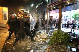 Choques y heridos: la policía fue desbordada por los manifestantes en la Casa de Tucumán, en Buenos Aires