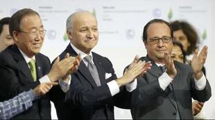 El presidente Hollande, el canciller Fabius y el secretario de la ONU, Ban Ki moon celebran en París