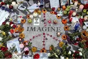 Memorabilia en un círculo con la palabra Imagine para honrar al difunto John Lennon en Strawberry Fields de Central Park en Nueva York.