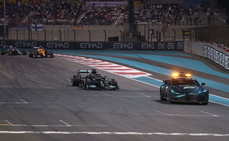 Lewis Hamilton al frente en el Gran Premio de Abu Dhabi, detrás del auto de seguridad y delante de rivales que tenían una vuelta menos