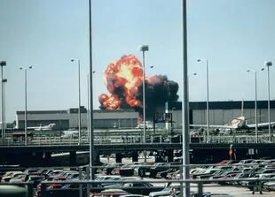 La explosión el DC-10 al estrellarse en un hangar