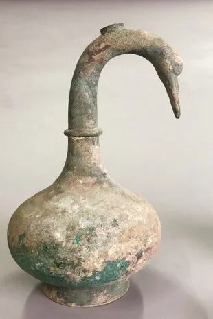 El material con que se hizo la vasija es el bronce y el líquido hallado en su interior continua siendo un misterio que develará en breve la ciencia