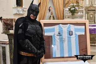 La Plata: el “Batman Solidario” subastará una camiseta firmada por Maradona 