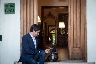 Roberto Funes Ugarte en su casa de Vicente López donde disfruta de la vida en soledad