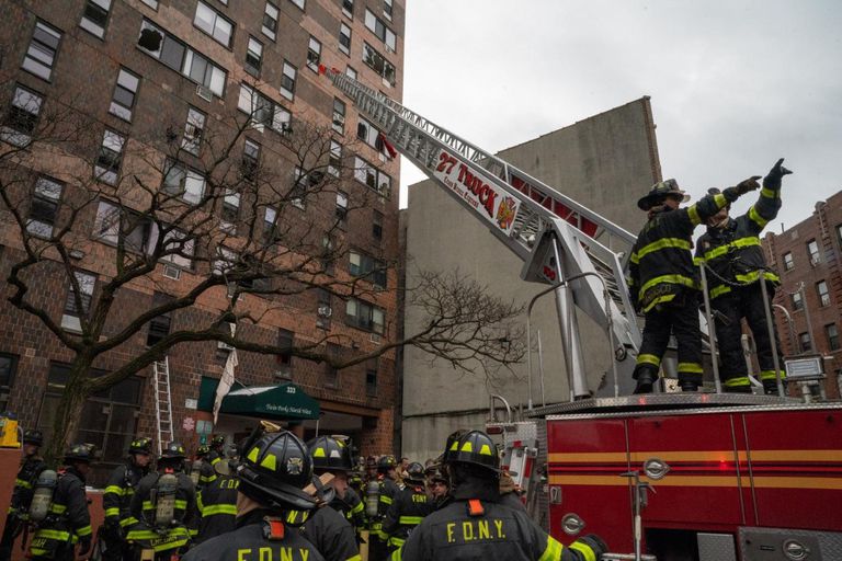 Feuerwehrleute arbeiten hart an der Szene in der Bronx