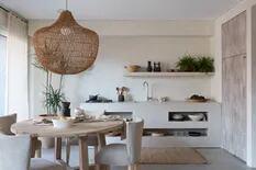 Una interiorista revela cómo “agrandó” el living de este dos ambientes con cocina integrada