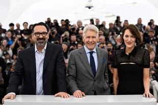 Ford posa entre el director James Mangold y la actriz Phoebe Waller-Bridge en el último Festival de Cannes, durante la presentación de la quinta película de Indiana Jones fuera de la competencia oficial   