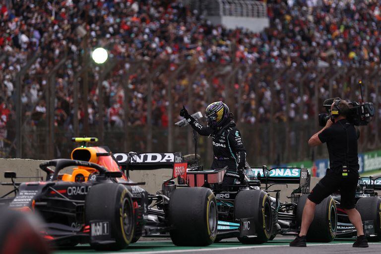Lewis Hamilton saluda al público en Interlagos, después de ofrecerle una estupenda remontada de 15 puestos en 24 vueltas;