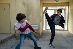 Xolo Maridueña y Tanner Buchanan como Miguel y Robby, en Cobra Kai