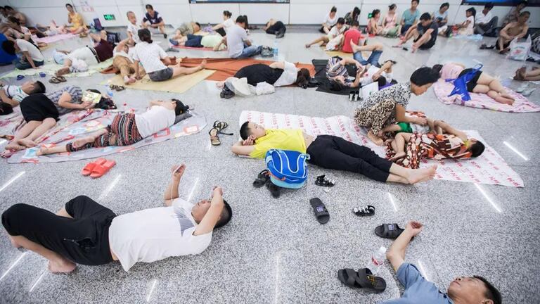 China vive su peor ola de calor en 145 años: la gente duerme en las calles para hacer frente a los 50 grados