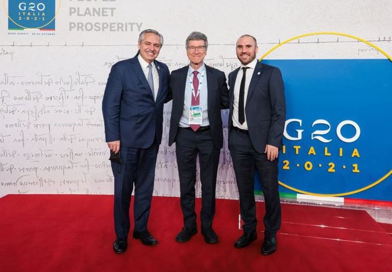 Alberto Fernández y Martín Guzmán junto al economista Jeffrey Sachs, en la última reunión del G-20, en Italia