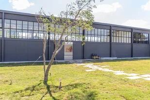 La sede de walden naturae, una nueva galería en Pueblo Garzón, con un espacio de 500 metros cuadrados cercano al océano y rodeado de colinas, olivos y vides