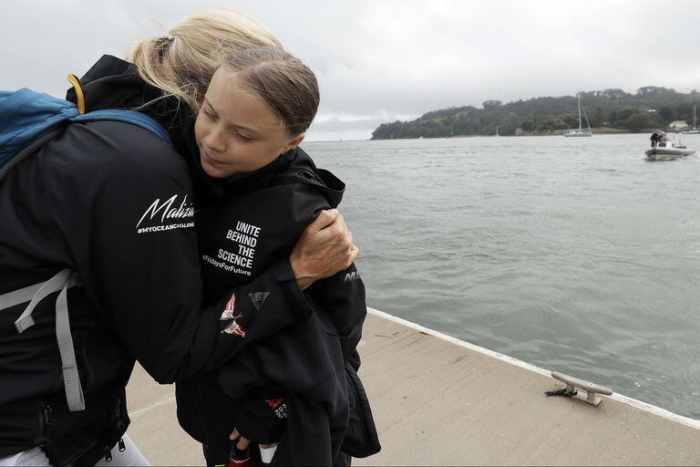 Greta Thunberg recibe un abrazo antes de zarpar