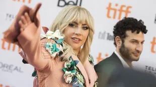 Lady Gaga y Chris Moukarbel en su arribo al estreno de Gaga: Five Foot Two en el Toronto International Film Festival en Toronto, Canadá