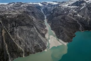 Los sedimentos se extienden hasta el agua al norte del fiordo Sermilik en Groenlandia,