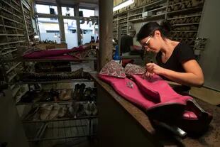 La zapatera Marion Leclout trabaja en las botas para el Moulin Rouge en el taller de Clairvoy