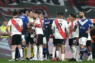 Por una infracción de Romero sobre Gómez, se armó un tumulto entre los jugadores