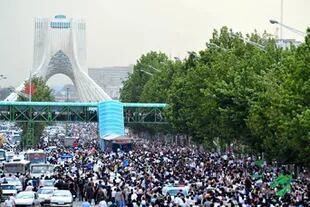 Miles de jóvenes, entrelazados por Facebook y Twitter, reunidos para protestar por el supuesto fraude electoral de las elecciones de 2009 en Teherán, Irán