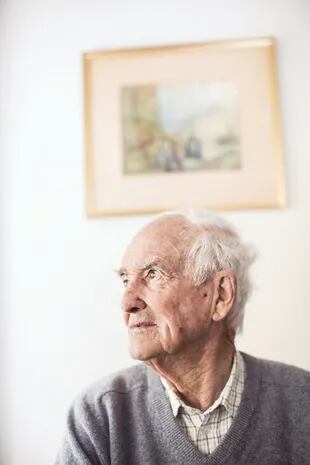 Peter Harrison tiene 94 años y vive en el campo, en Ameghino