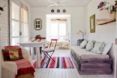 En Oceanía del Polonio, una casita de madera blanca con deco colorida y artesanal