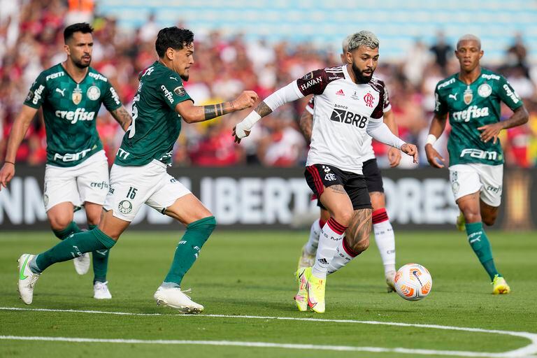 Gabigol maniobra ante la marca de Gustavo Gómez, de Palmeiras.
