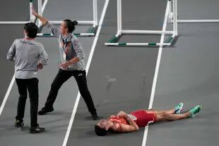 Quique Llopis, en el piso, tras sufrir un fortísimo golpe durante el European Athletics Indoor Championships