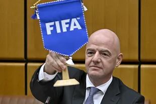 Gianni Infantino, presidente de la FIFA, evalúa la posibilidad de llevar la sede del fútbol mundial a los Estados Unidos