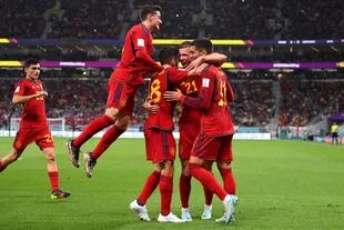 La selección española celebra el tercero de los siete goles contra Costa Rica
