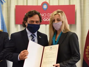 Gustavo Sáenz y Flavia Royón, el día que le tomó juramento como secretaria provincial, en mayo de 2021
