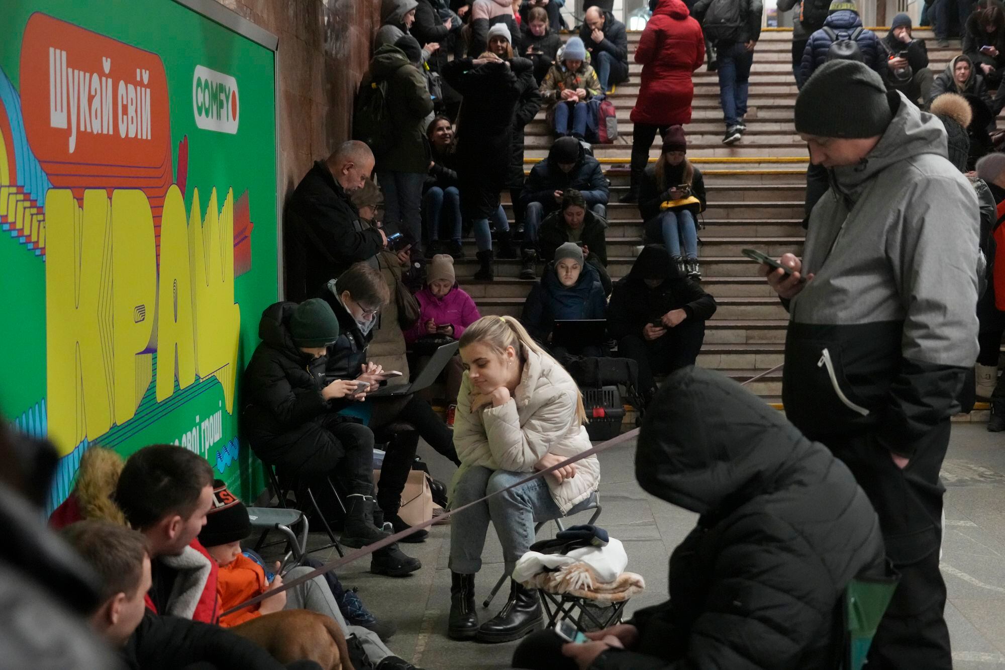 Ucranianos en una estación de metro que se utiliza como refugio antiaéreo 