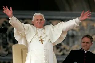 ARCHIVO -El papa Benedicto XVI recibe el aplauso de los fieles y peregrinos durante la audiencia general semanal en la Plaza San Pedro del Vaticano, el miércoles 24 de octubre de 2007. (AP Foto/Plinio Lepri, archivo)