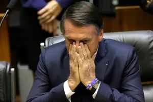 Pese a la tragedia en Brasil, Bolsonaro mantiene sus planes y será operado