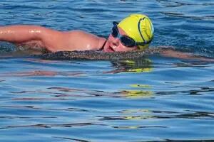 La nadadora de 70 años que descubrió su pasión en las aguas frías por un dolor de espalda