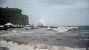 Grandes olas en Le Carbet, en la isla caribeña francesa de Martinica, después de ser golpeada por el huracán María