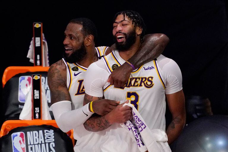 LeBron James (23) y Anthony Davis (3) de Los Angeles Lakers celebran después de que los Lakers derrotaran al Heat de Miami 106-93 en el Juego 6 de las Finales de la NBA el domingo 11 de octubre de 2020 en Lake Buena Vista, Florida