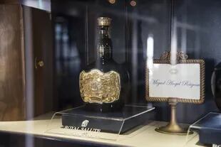 La botella que le obsequió la reina Isabel II. "Su valor es incalculable, no tiene precio", dice Reigosa