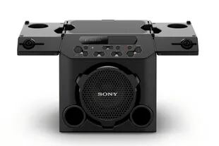 El nuevo parlante de Sony cuenta con portavasos,una función ideal para un equipo que busca ser el alma de las fiestas con Bluetooth, conexión USB y micrófonos para sesiones de karaoke
