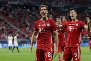 Leon Goretzka acaba de marcar el gol de Bayern en el partido por la Supercopa de Europa ante Sevilla; Robert Lewandowski y Thomas Müller se suman al festejo.