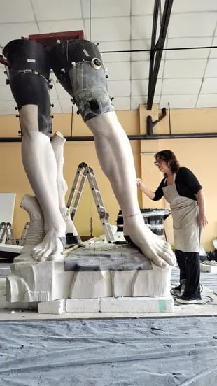 La escultora Gisela Kraisman en el proceso de creación de la nueva copia 